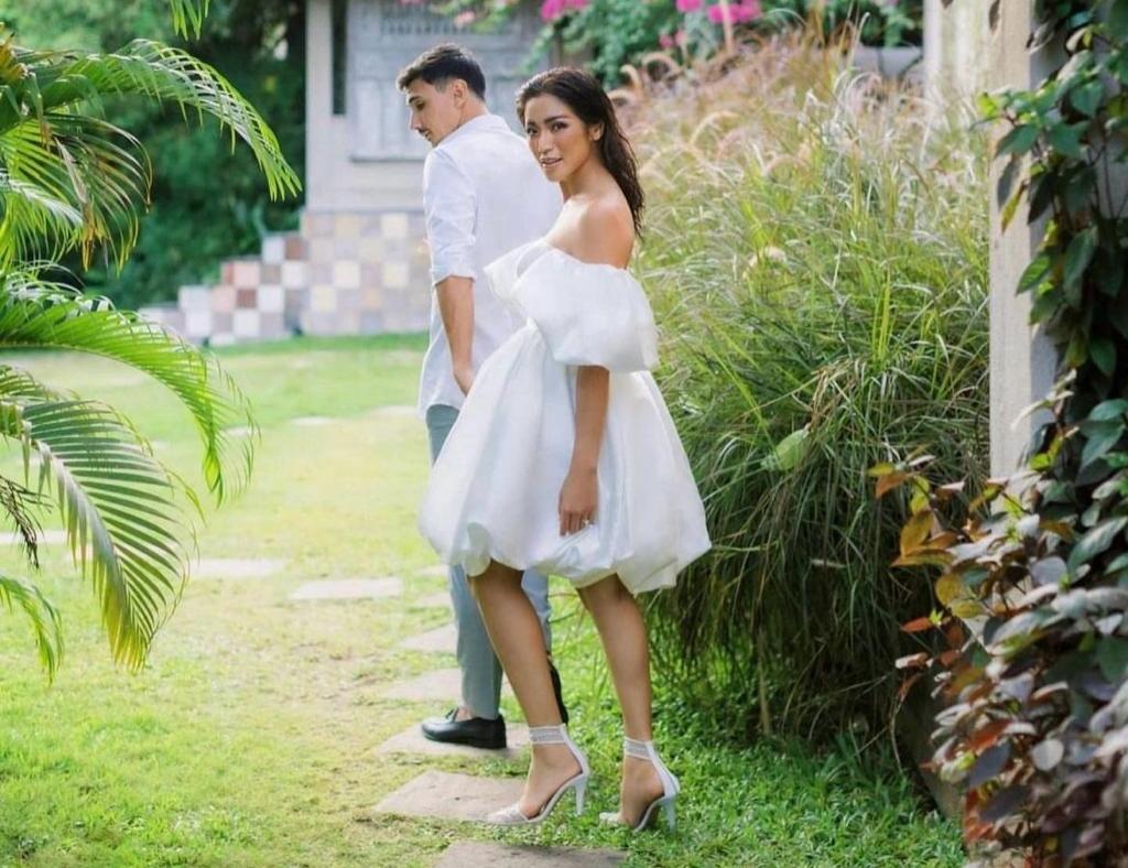 Artis Jessica Iskandar juga mengenakan sepatu brand lokal Regis Bridal Shoes. 