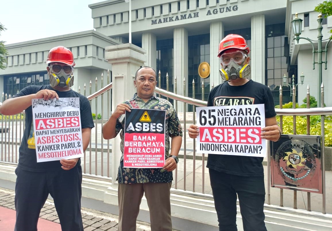 LPKSM Yasa Nata Budi didampingi LION (Local Initiatiative for OSH Network) Indonesia mendaftarkan permohonan hak uji materil ke MA.