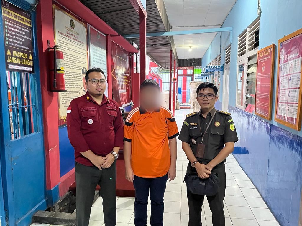 Imigrasi Entikong menyerahkan tersangka atas nama (HCG) kepada Kejaksaan Negeri Sanggau di Entikong, Kalbar.