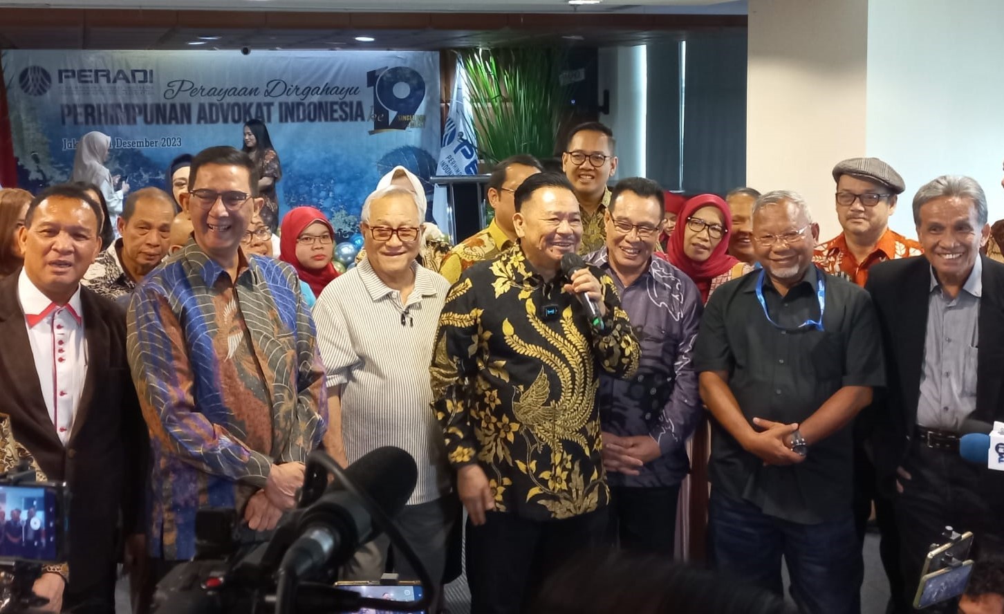Ketua Umum Peradi Otto Hasibuan (tengah) bersama jajaran pengurus merayakan HUT ke-19 Peradi di Jakarta, Kamis (21/12).
