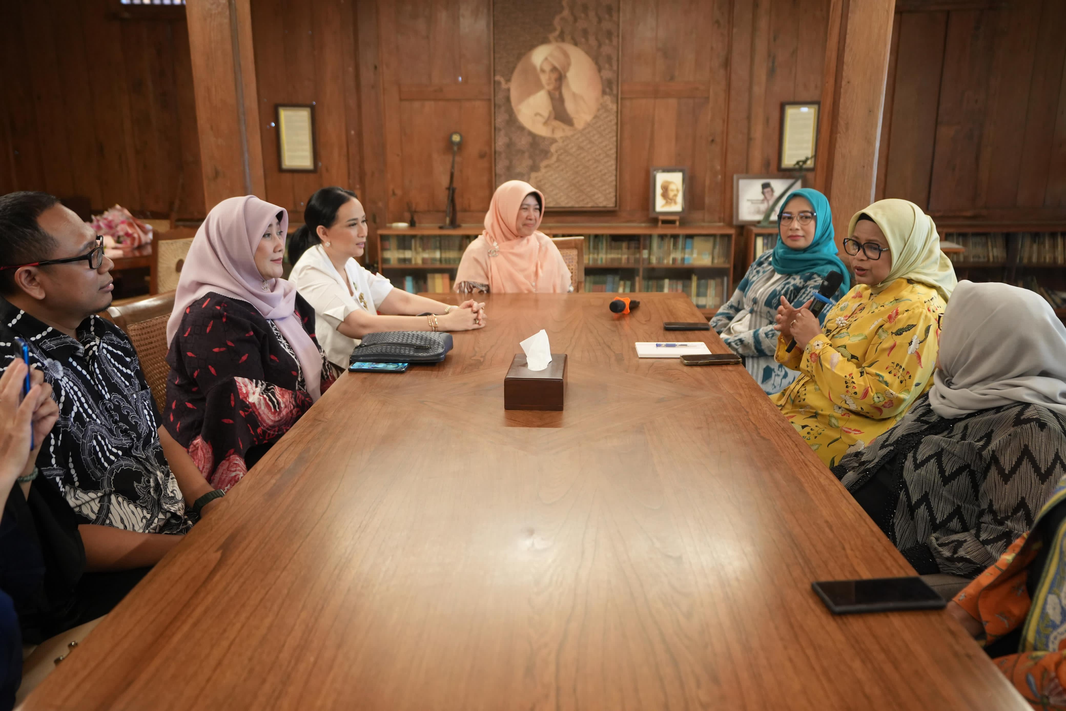 Istri dari calon presiden (capres) Anies Baswedan, Fery Farhati menerima kunjungan Deputi Keluarga Timnas Amin