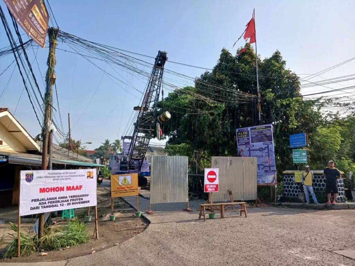 Pengalihan lalu lintas terkait pekerjaan rekonstruksi di Jalan Krukut Raya, Kelurahan Krukut, Kecamatan Limo, Selasa (21/11).