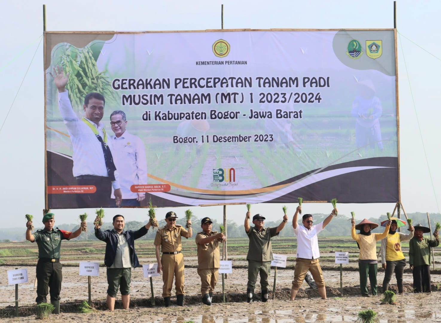 Kegiatan percepatan tanam padi, di Kabupaten Bogor, Jawa Barat, Senin (11/12).