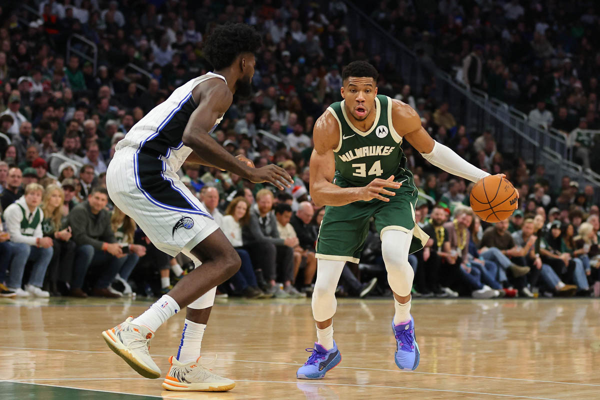 Giannis Antetokounmpo mencetak 28 poin yang memimpin Milwaukee menang 130-111 atas New York pada Sabtu.