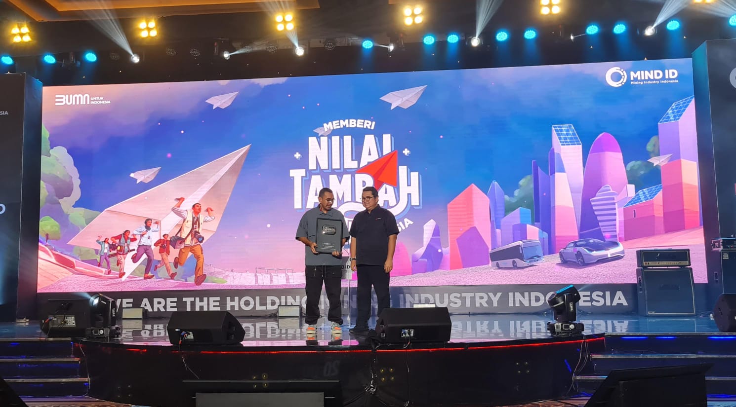 Staf Khusus III Menteri BUMN Arya Sinulingga menerima penghargaan dari Holding Industri Pertambangan, MIND ID, di Jakarta, Selasa (19/12).