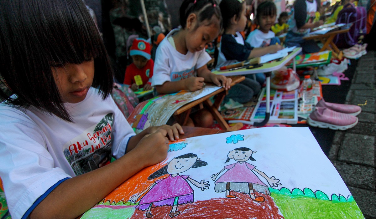 Ilustrasi--Sejumlah pelajar mengikuti lomba menggambar
