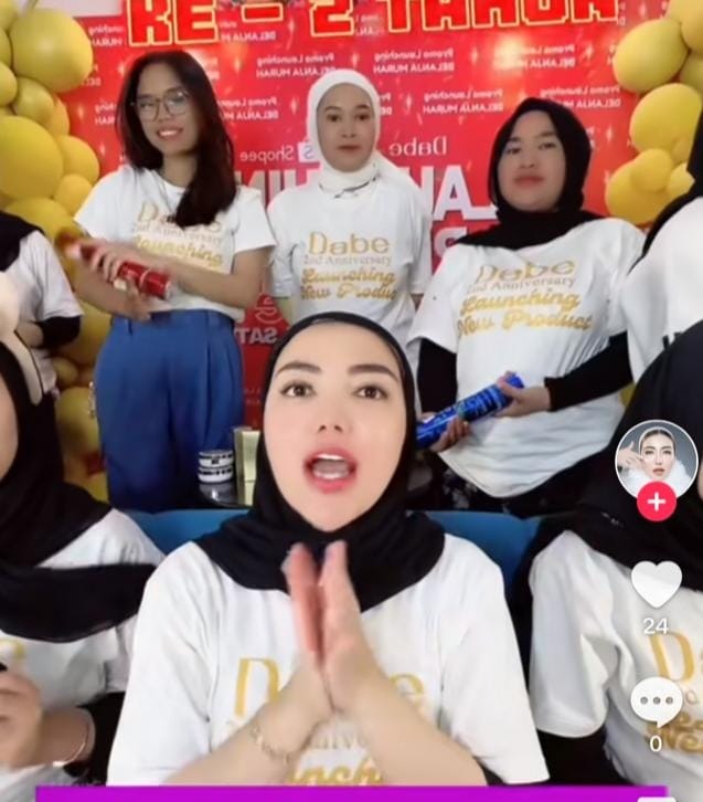 Aksi aktris dan penyanyi Bella Shofie yang juga produsen skincare Dabe Beaute saat memasarkan produknya via TikTok. 