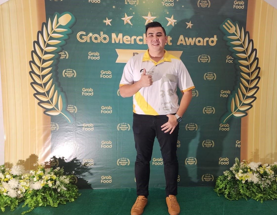  Bernard Huang, food vlogger yang juga pemilik Mr B Coffee