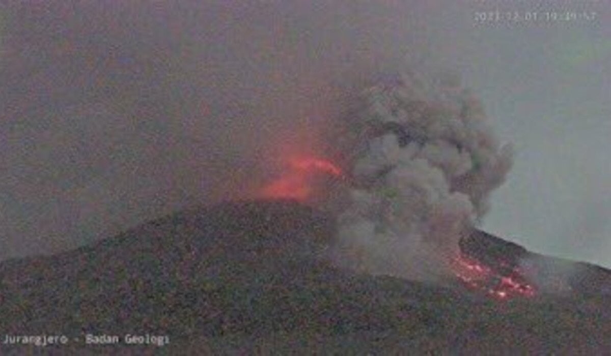 Tangkapan kamera aktivitas vulkanik gunung Merapi.