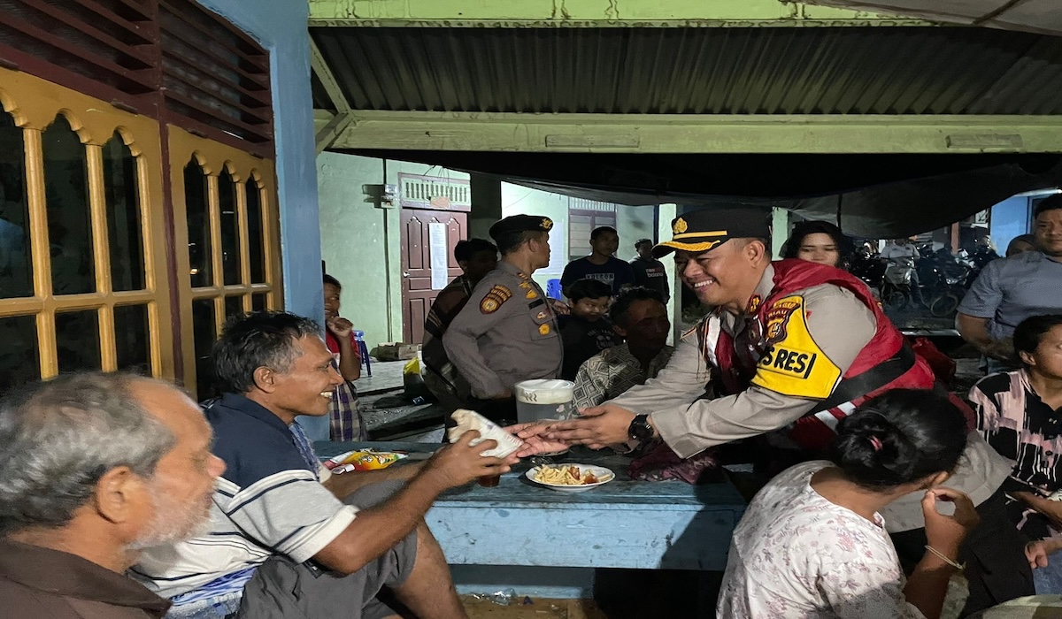 Kapolre Rokan Hulu memberikan bantuan untuk korban banjir