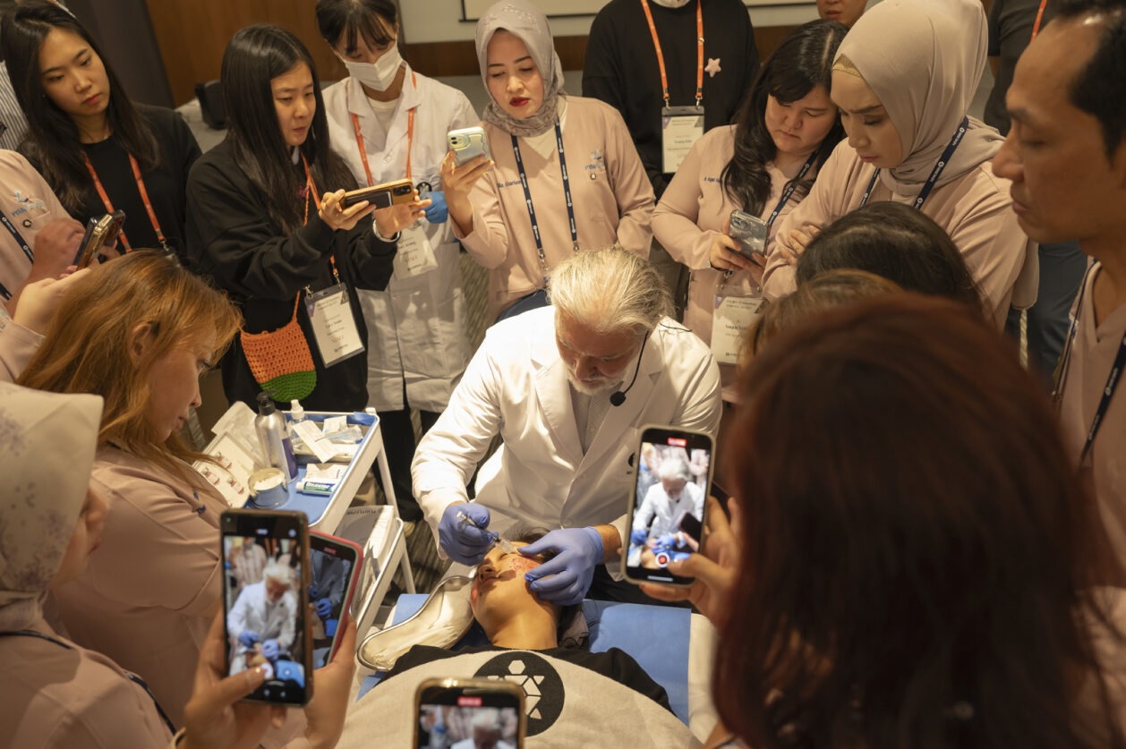 Para dokter dari Indonesia mengikuti kegiatan Pyfaesthetic Goes to Jeju Island di Korea Selatan.