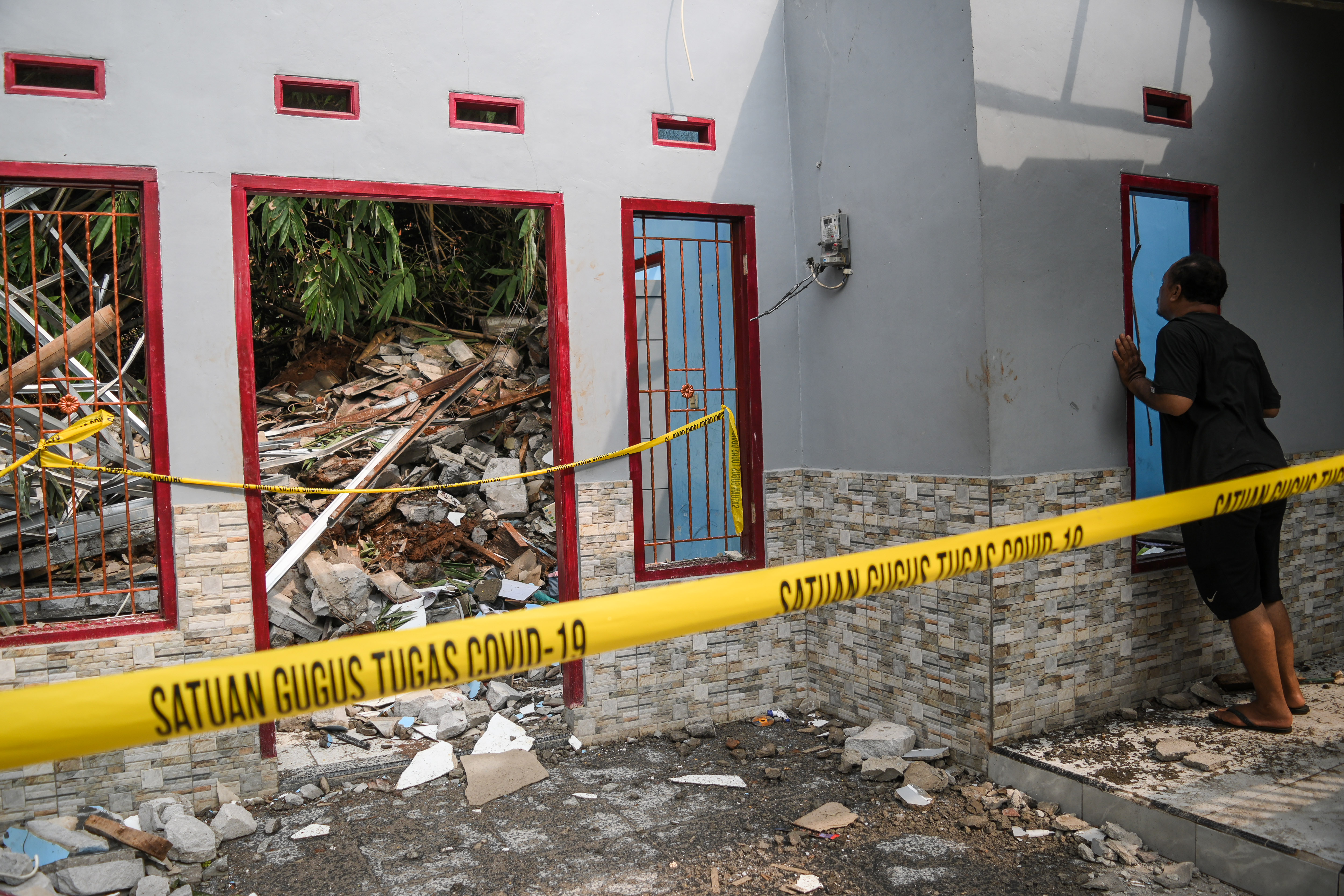  Warga memeriksa rumah yang rusak akibat tanah longsor di Kademangan, Setu, Tangerang Selatan, Banten, Jumat (29/12/2023)
