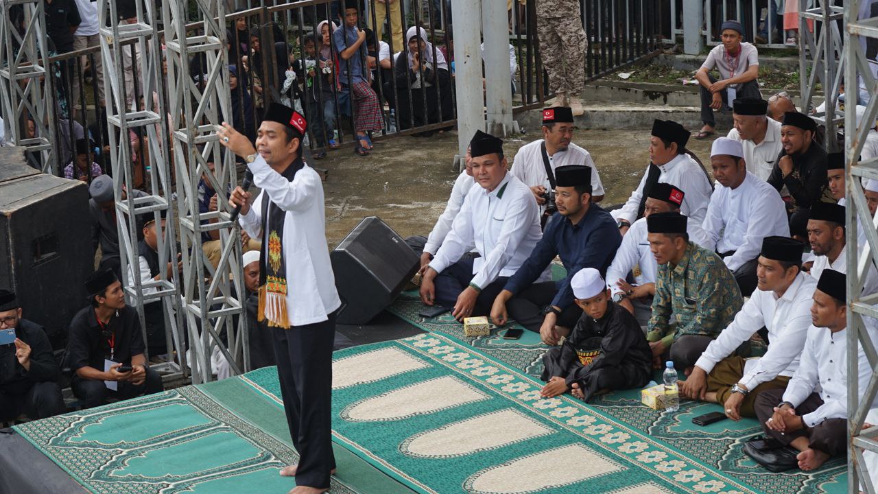 Ustad Abdul Somad (UAS) mengisi ceramah di PLTD Apung Banda Aceh, Aceh. 
