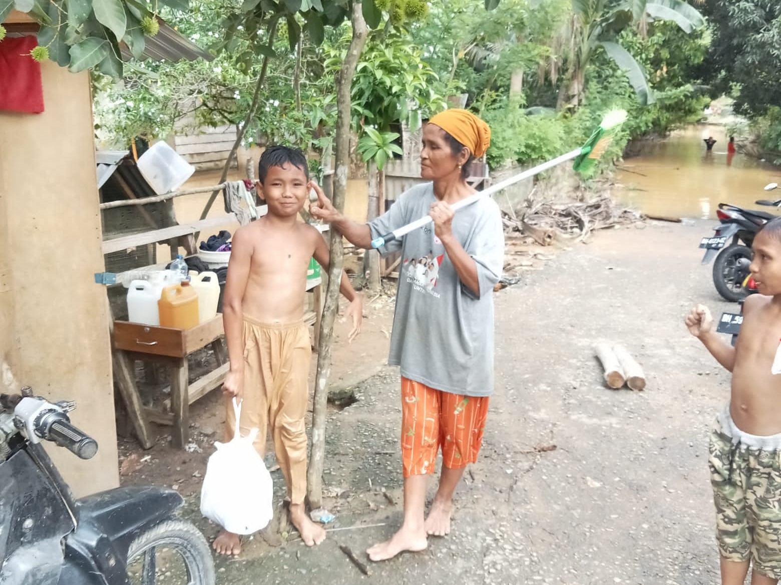 Warga Bungo yang terdampak banjir menerima bantuan SDP.