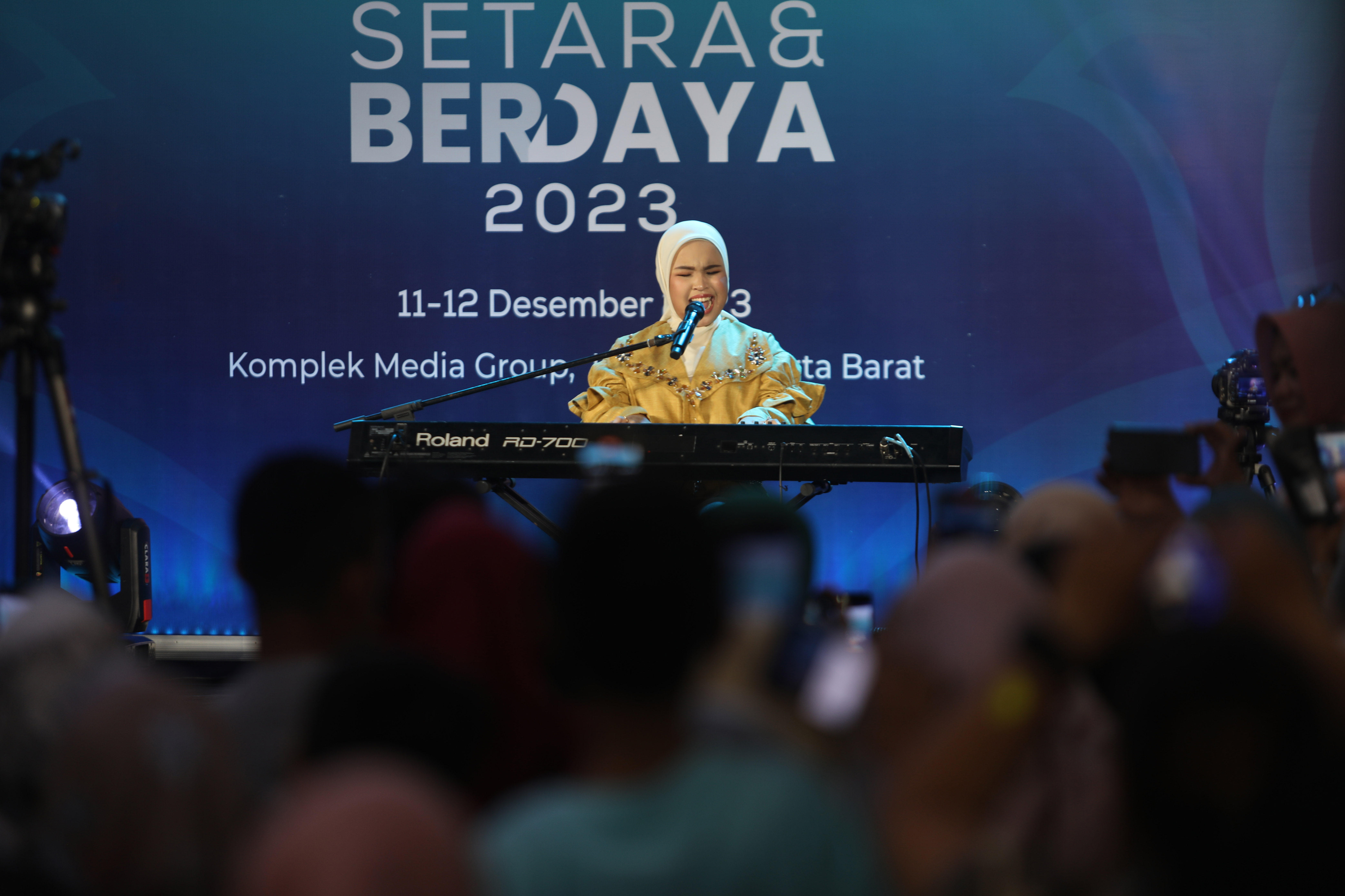 Penyanyi Putri Ariani tampil di Festival Setara & Berdaya di kantor Media Group, Kedoya, Jakarta Barat, Selasa (12/12/2023)
