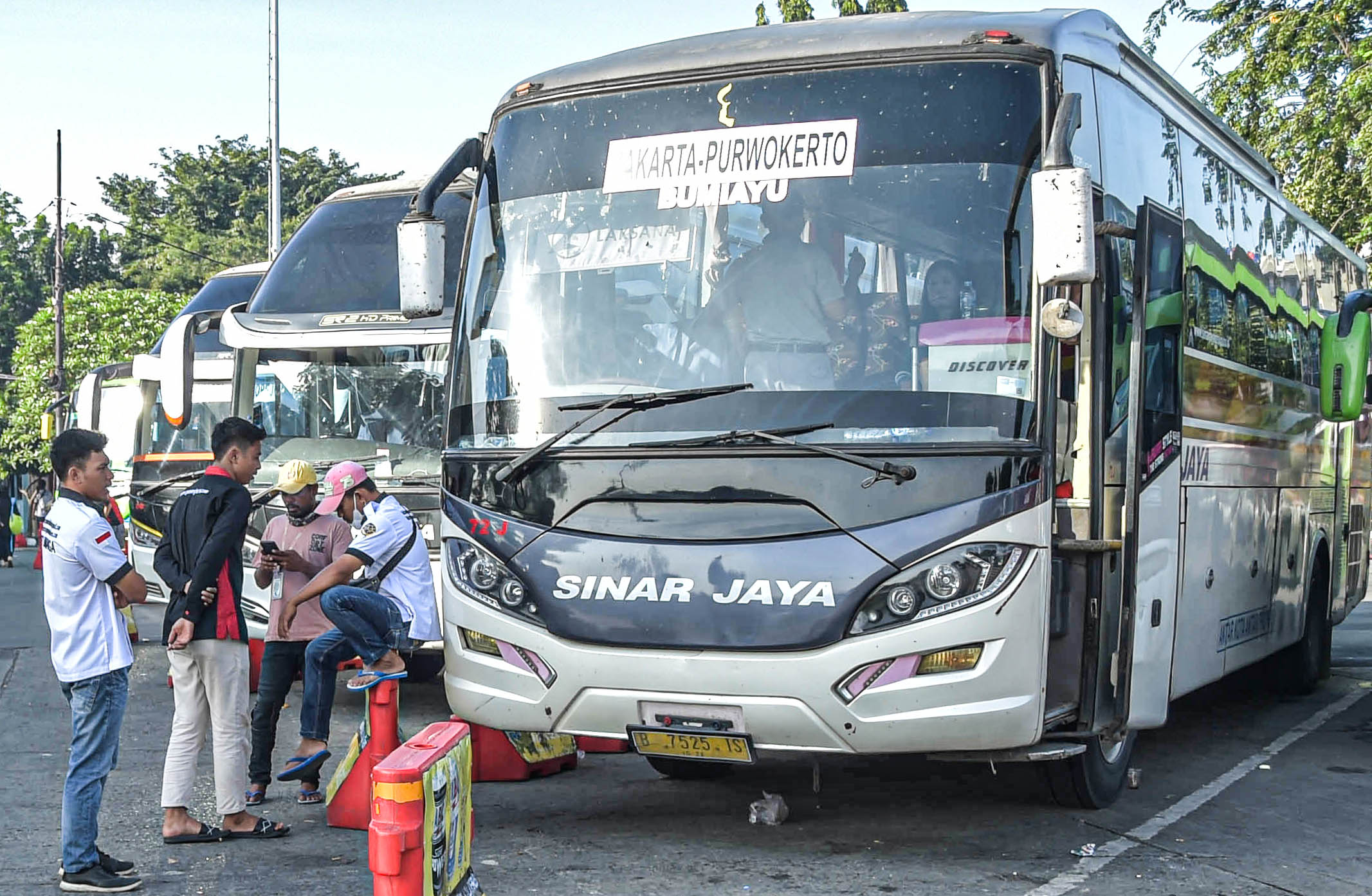 Sopir bus menunggu calon penumpang di Terminal Bus Kalideres, Jakarta, Senin (3/4).