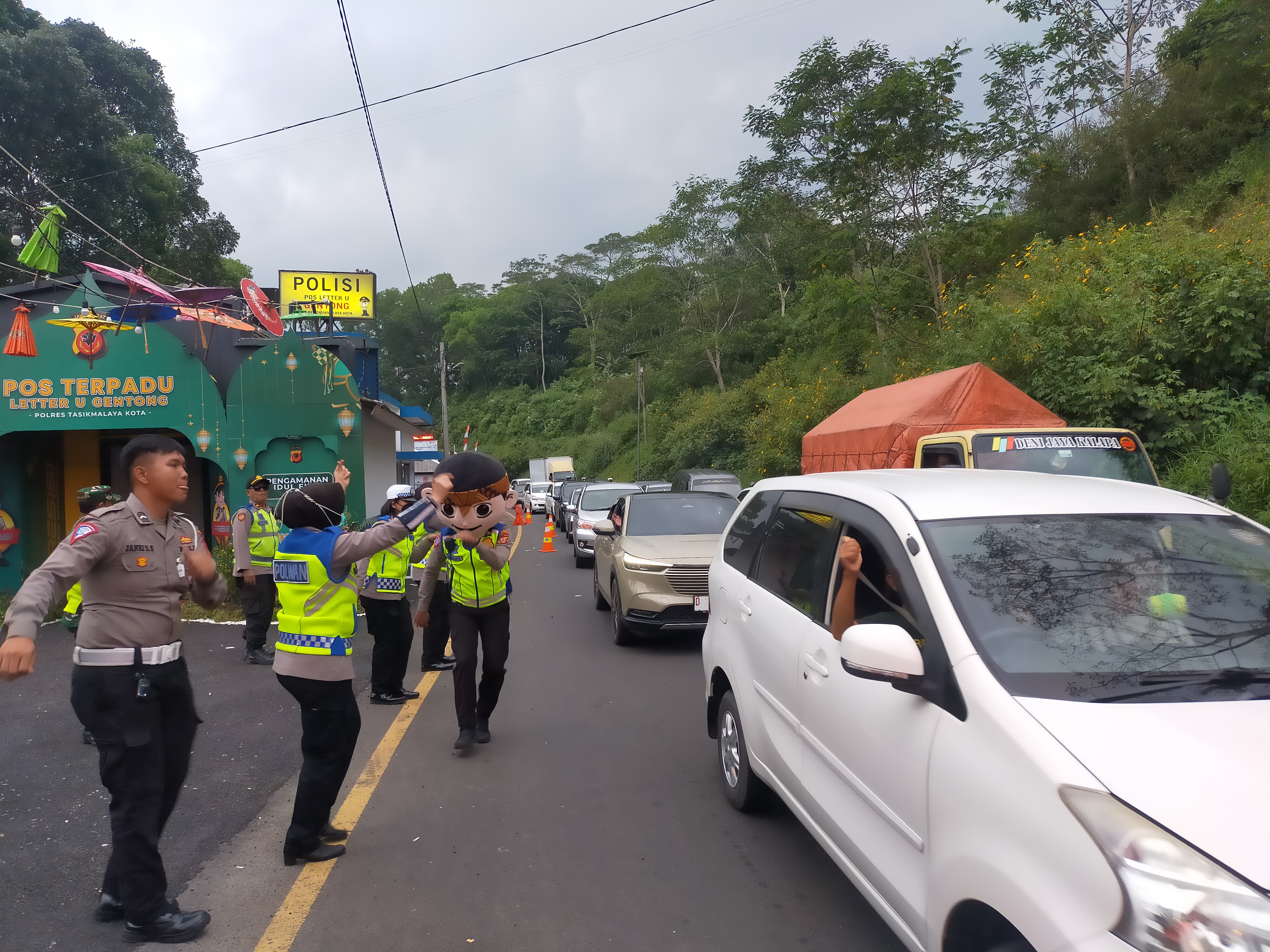 Sejumlah polisi berjaga di pos pengamanan di Tanjakan Gentong, Tasikmalaya. 
