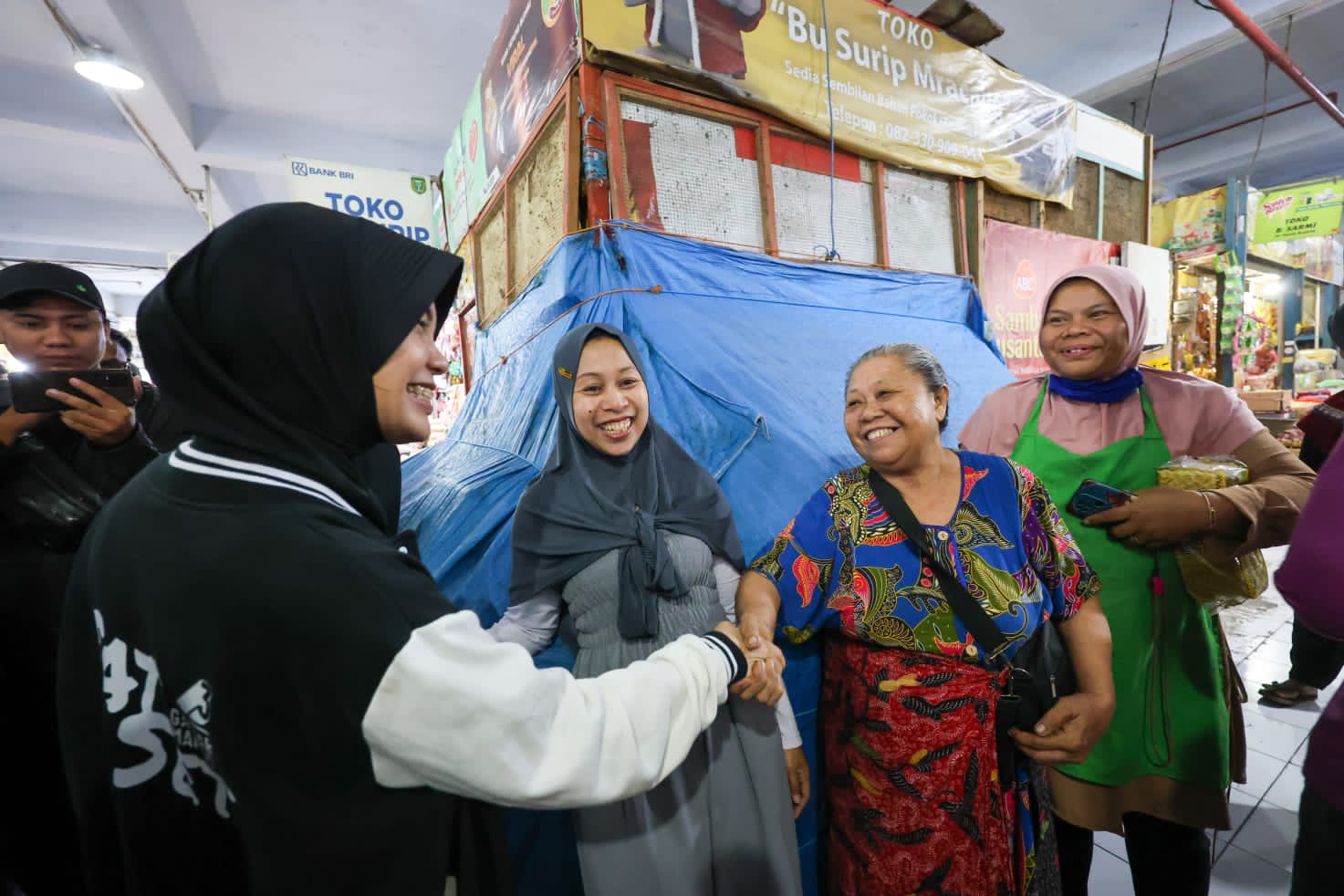 Istri calon presiden nomor urut 2 Ganjar Pranowo, Siti Atikoh Supriyanti mendengarkan langsung aspirasi para pedagang di Pasar Madiun