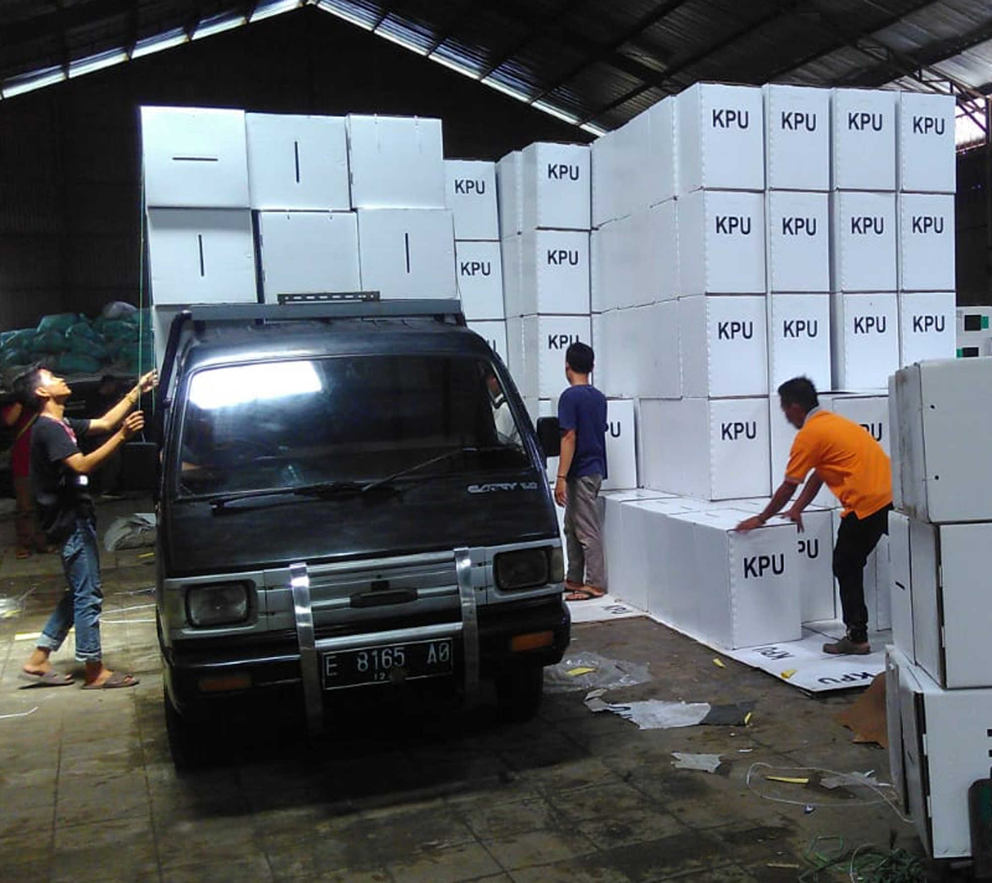 Para petugas menyiapkan kotak suara di KPU Kota Cirebon