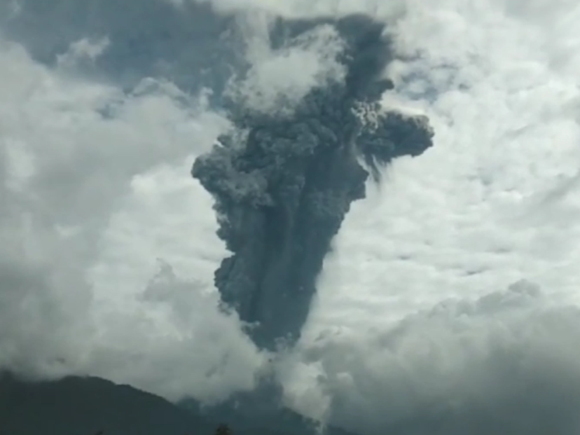 Letusan Gunung Marapi.