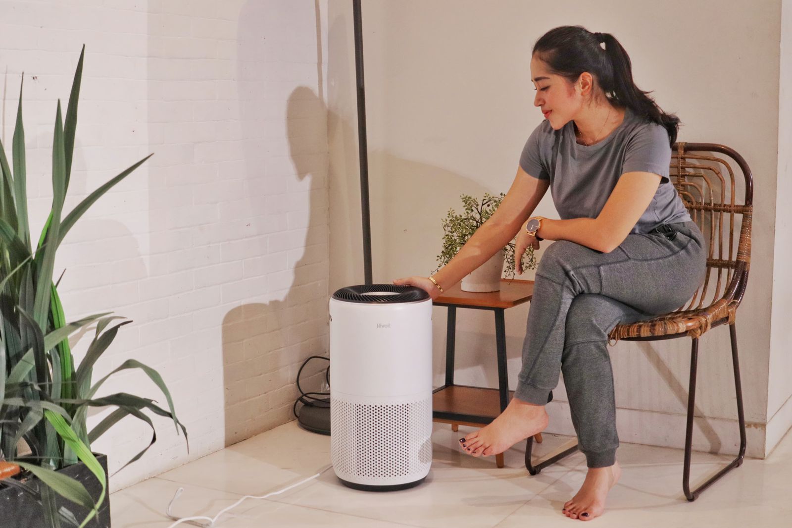 Air purifier atau pemurni udara dapat digunakan untuk menjaga kualitas udara yang ada di dalam rumah tetap sehat dan terbebas dari debu.