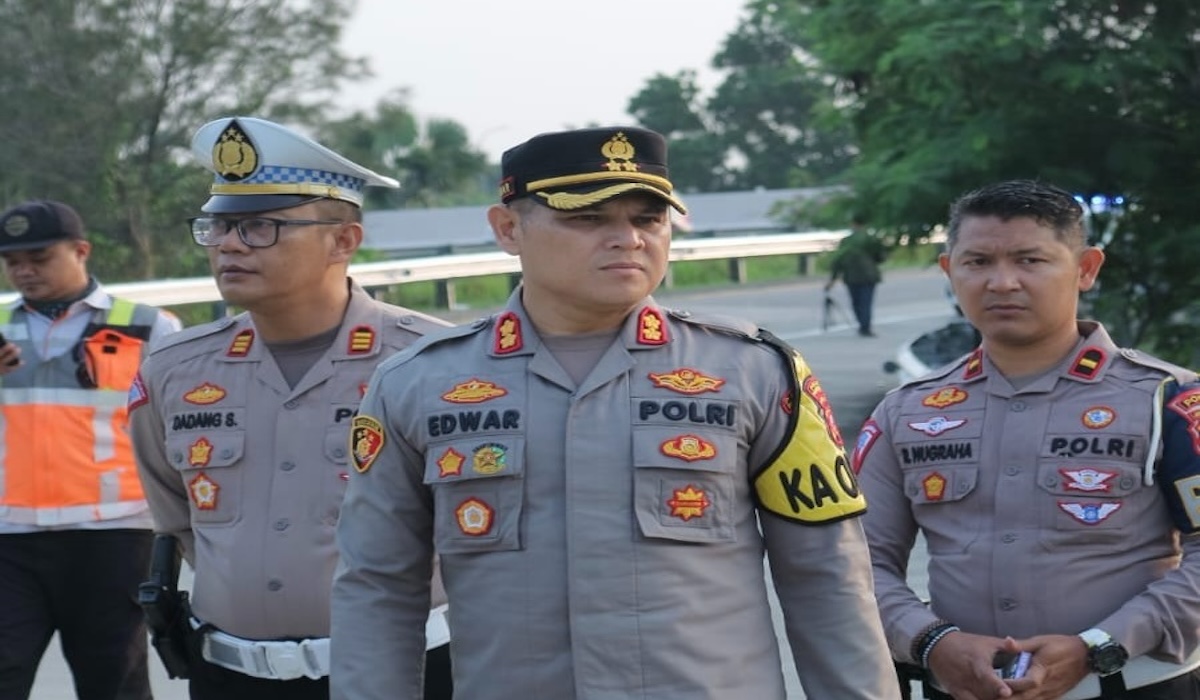 Kapolres Purwakarta AKB Edwar Zulkarnain saat olah TKP kecelakaan bus di ruas tol Cipali