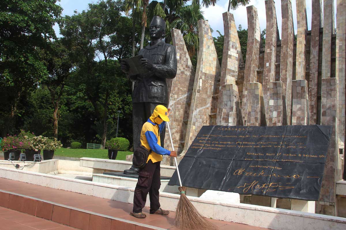 DLH DKI Jakarta menerjunkan 1.680 petugas kebersihan selama perayaan Natal tahun 2023 guna mencegah penumpukan sampah.