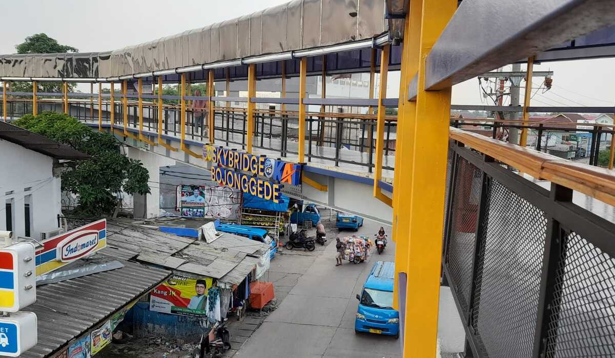 Skybridge penghubung Stasiun Bojonggede dan Terminal Bojonggede.