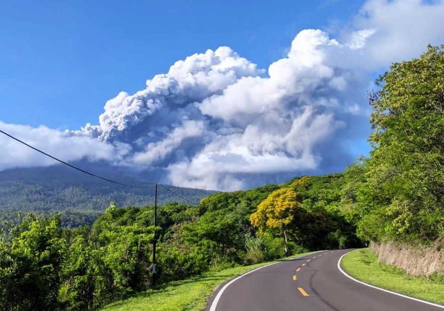Gunung Lewotobi Laki-Laki di Kabupaten Flores Timur, NTT, melontarkan abu vulkanik.