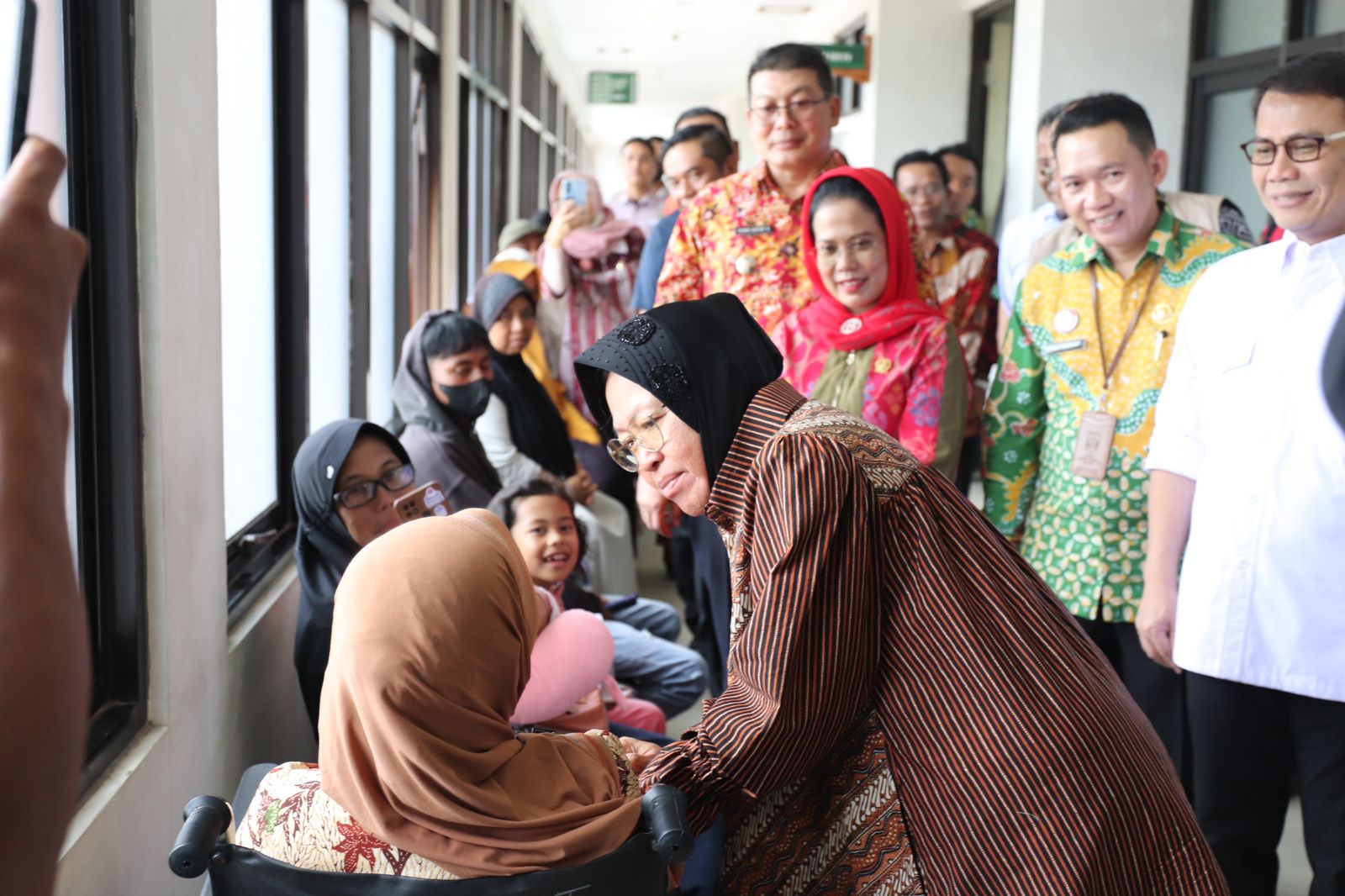 Menteri Sosial Tri Rismaharini berdialog dengan warga penerima Program Atensi. 