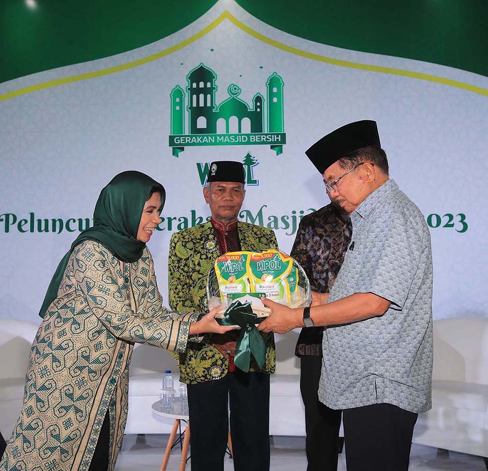 Ketua Dewan Masjid Indonesia Jusuf Kalla (kanan) menerima secara simbolis aksi Gerakan Masjid Bersih dari Unilever Indonesia Foundation