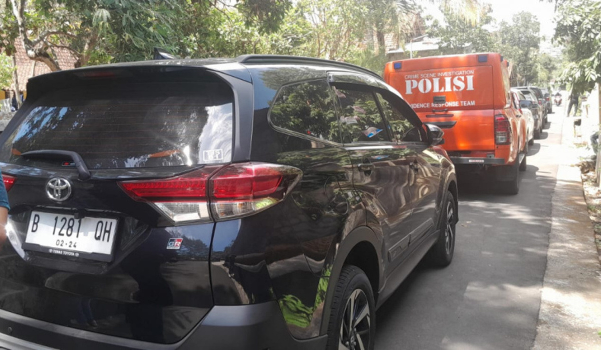 Konvoi mobil polisi seusai melakukan serangkapan oenangkapan sejimlah tersuga teroria di tiga wilayah Solo Raya, Kamis, (14/12).