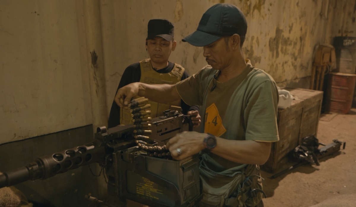 Seorang kru menyiapkan amunisi yang akan digunakan di film 13 Bom di Jakarta.