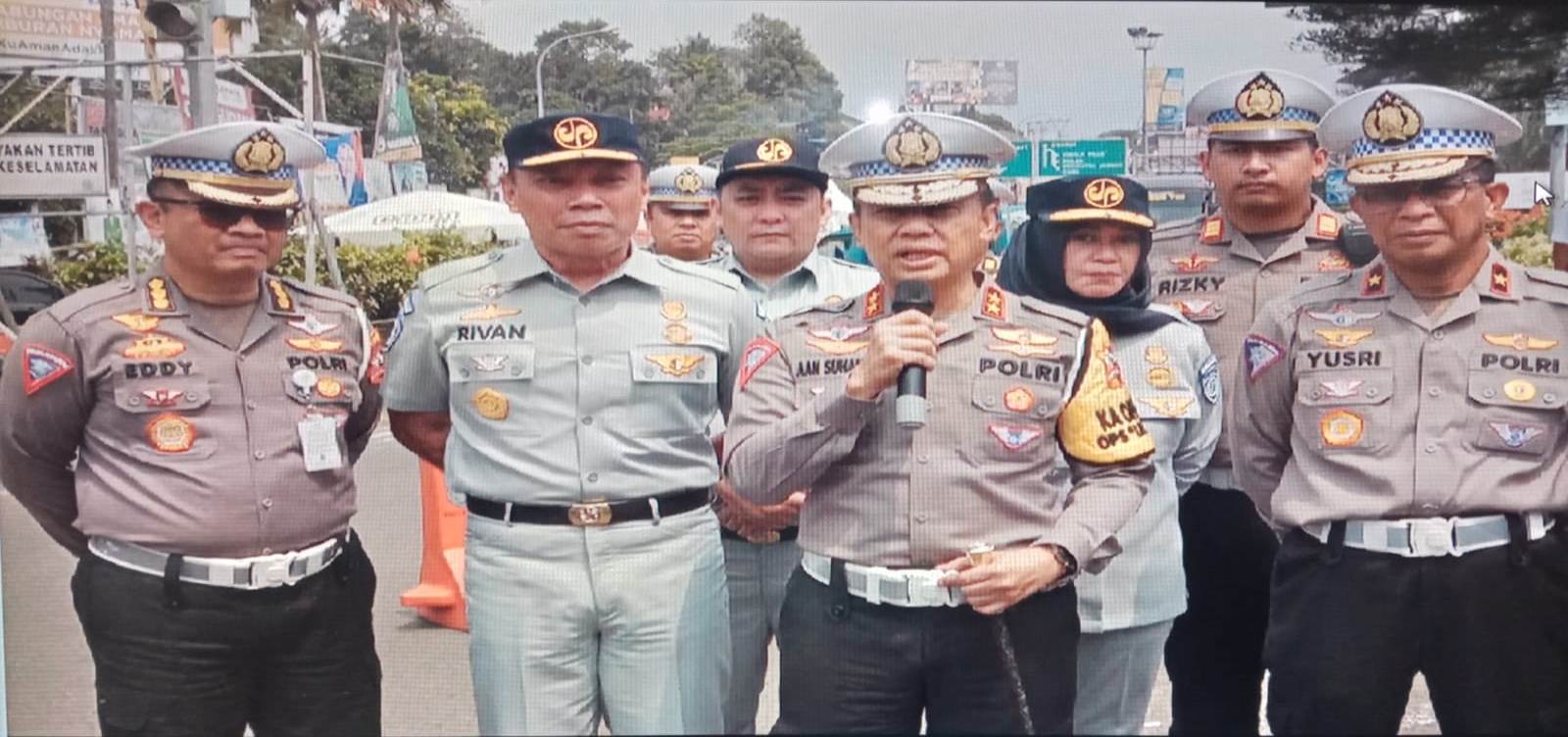 Kakorlantas Polri Irjen Pol Aan Suhanan memberi penjelasan di TMC Polres Bogor, Jalan Raya Puncak, Bogor, Jawa Barat, Kamis (28/12/2023) 