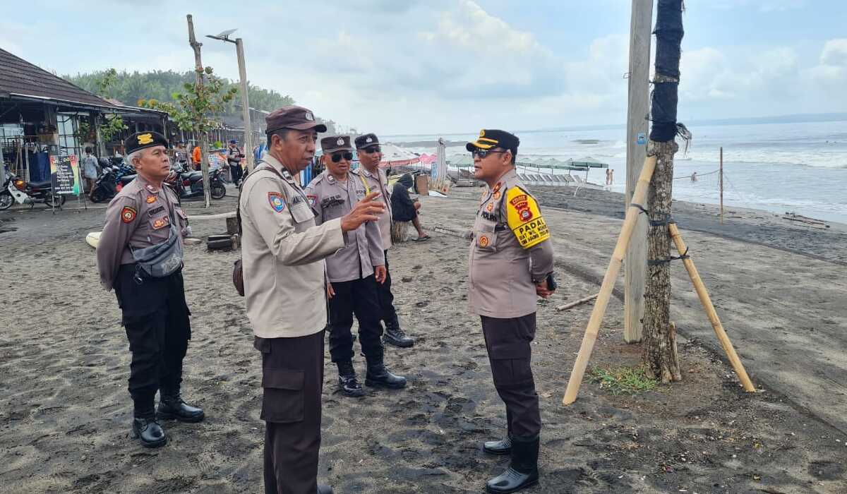 Proses pencarian korban terseret arus di pantai Pererenan Bali oleh tim SAR dan anggota Polsek Mengwi.