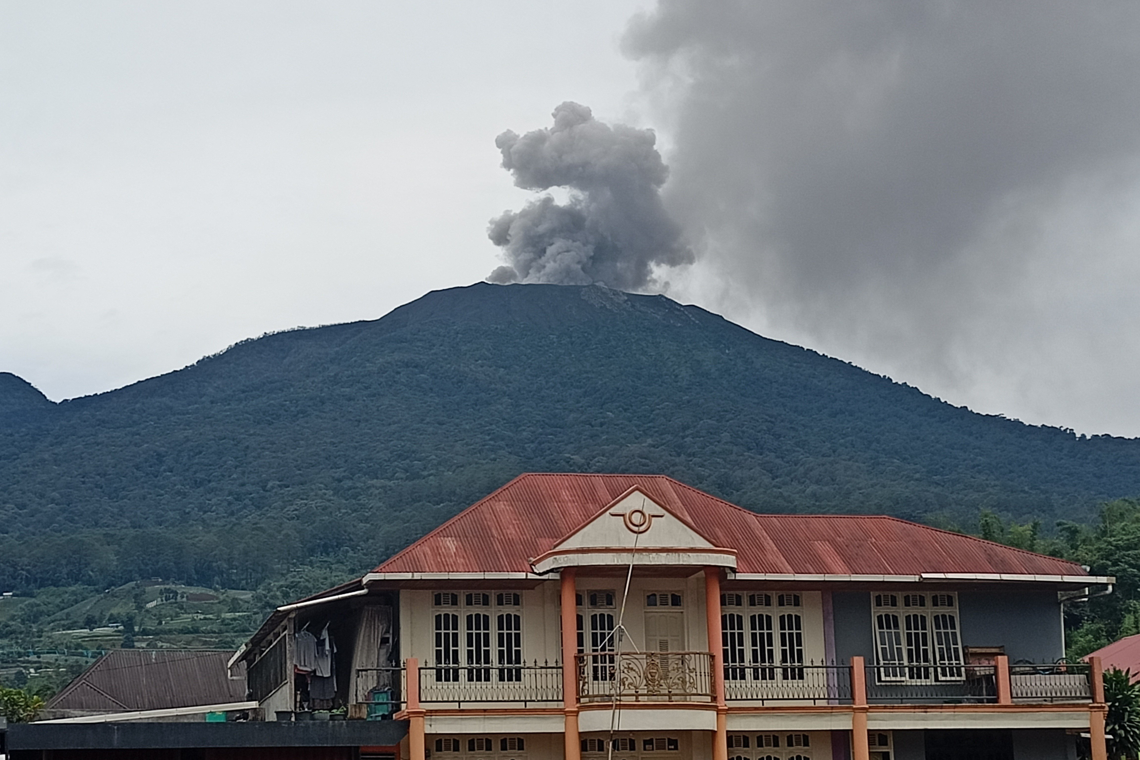 Gunung Marapi di perbatasan Kabupaten Agam dan Kabupaten Tanah Datar terus erupsi hingga Rabu (6/12).
