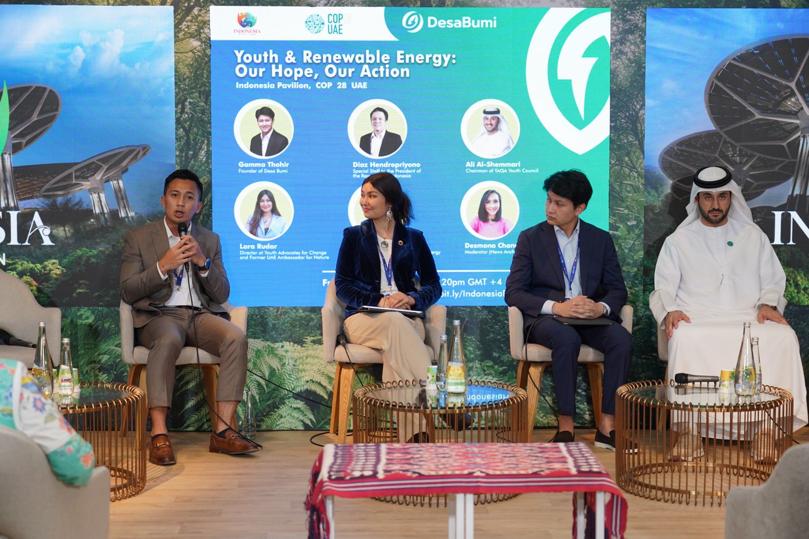 Dua wakil muda Indonesia, Gamma Thohir dan Zagy Berian, memberi pemaparan tentang transisi energi pada KTT COP28 di Dubai, UEA.