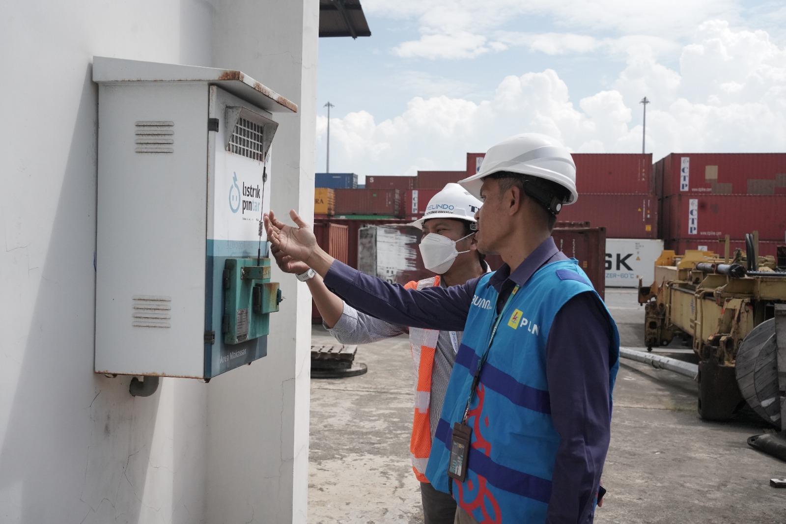 Petugas tengah memeriksa meteran.