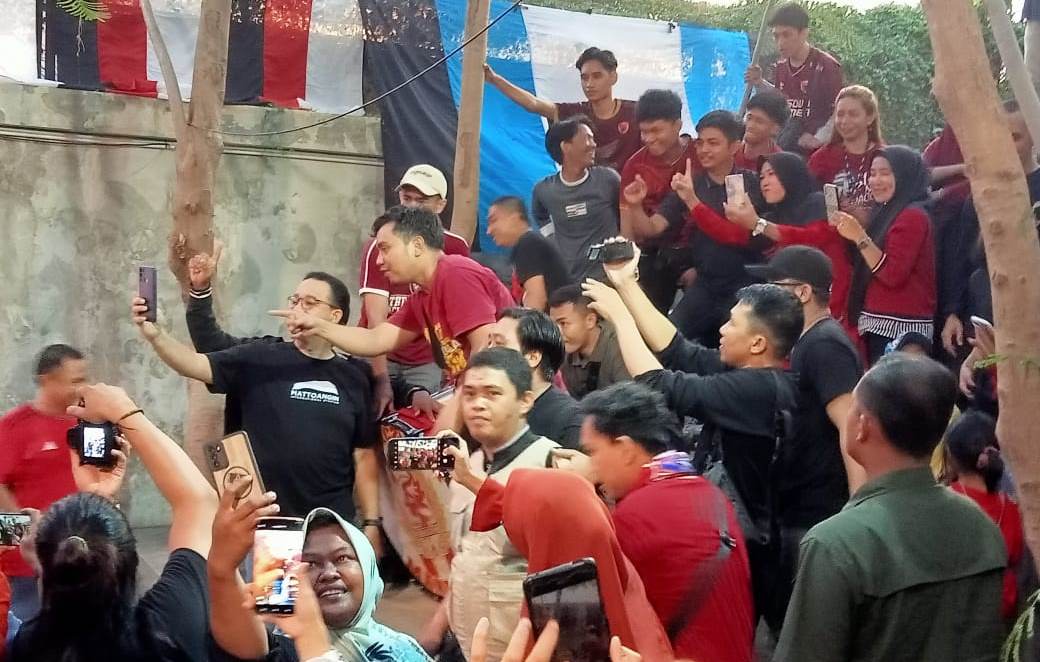 Capres Anies Baswedan berfoto bersama simpatisan dari suporter PSM Makassar di Makassar, Sulsel, Sabtu (18/11).
