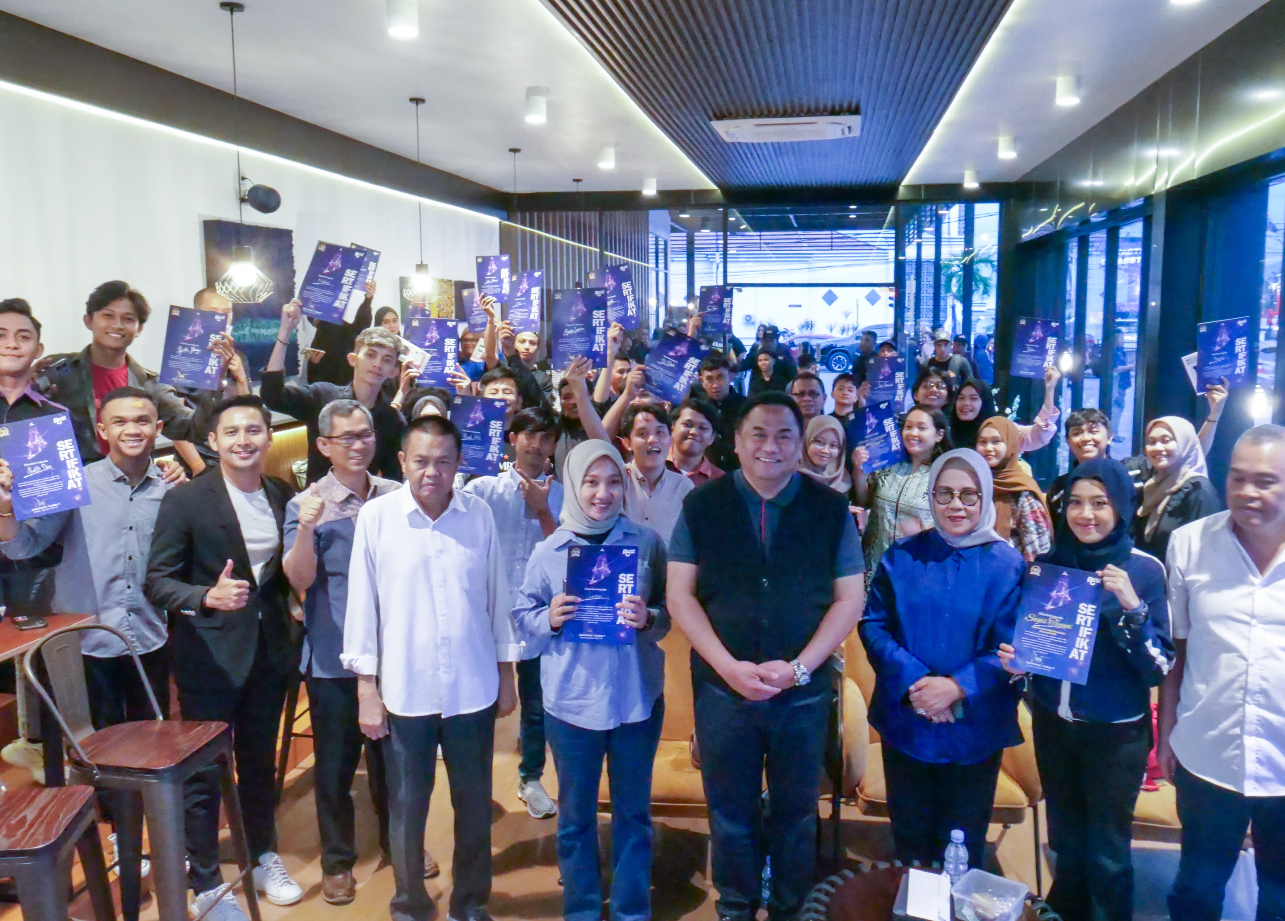 Rachmat Gobel (keempat dari kanan) mengajak kaum milenial Gorontalo untuk bahu membahu memajukan dan menyejahterakan Gorontalo.