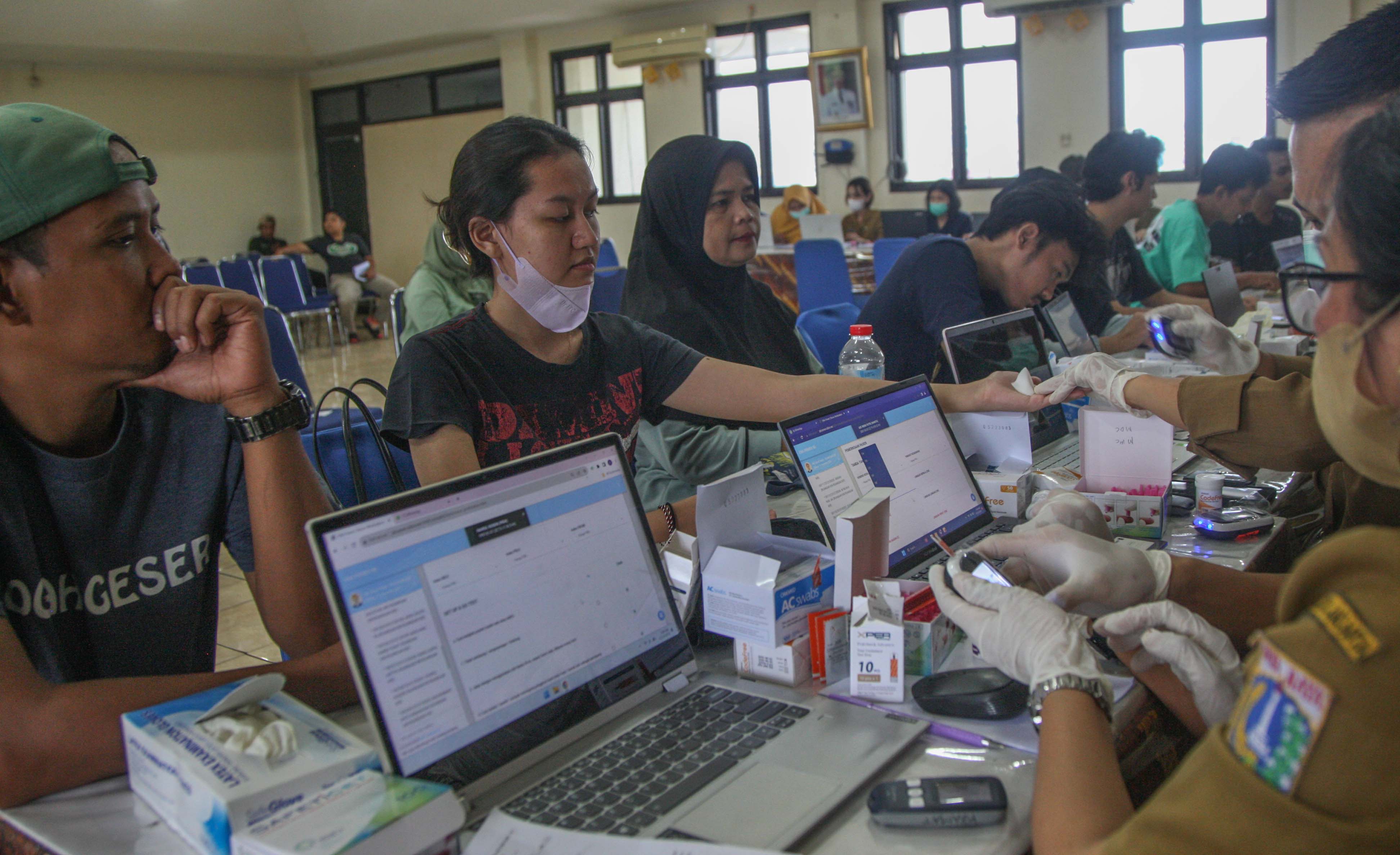 Calon petugas Kelompok Penyelenggara Pemungutan Suara (KPPS) Pemilu tahun 2024 menjalani tes kesehatan