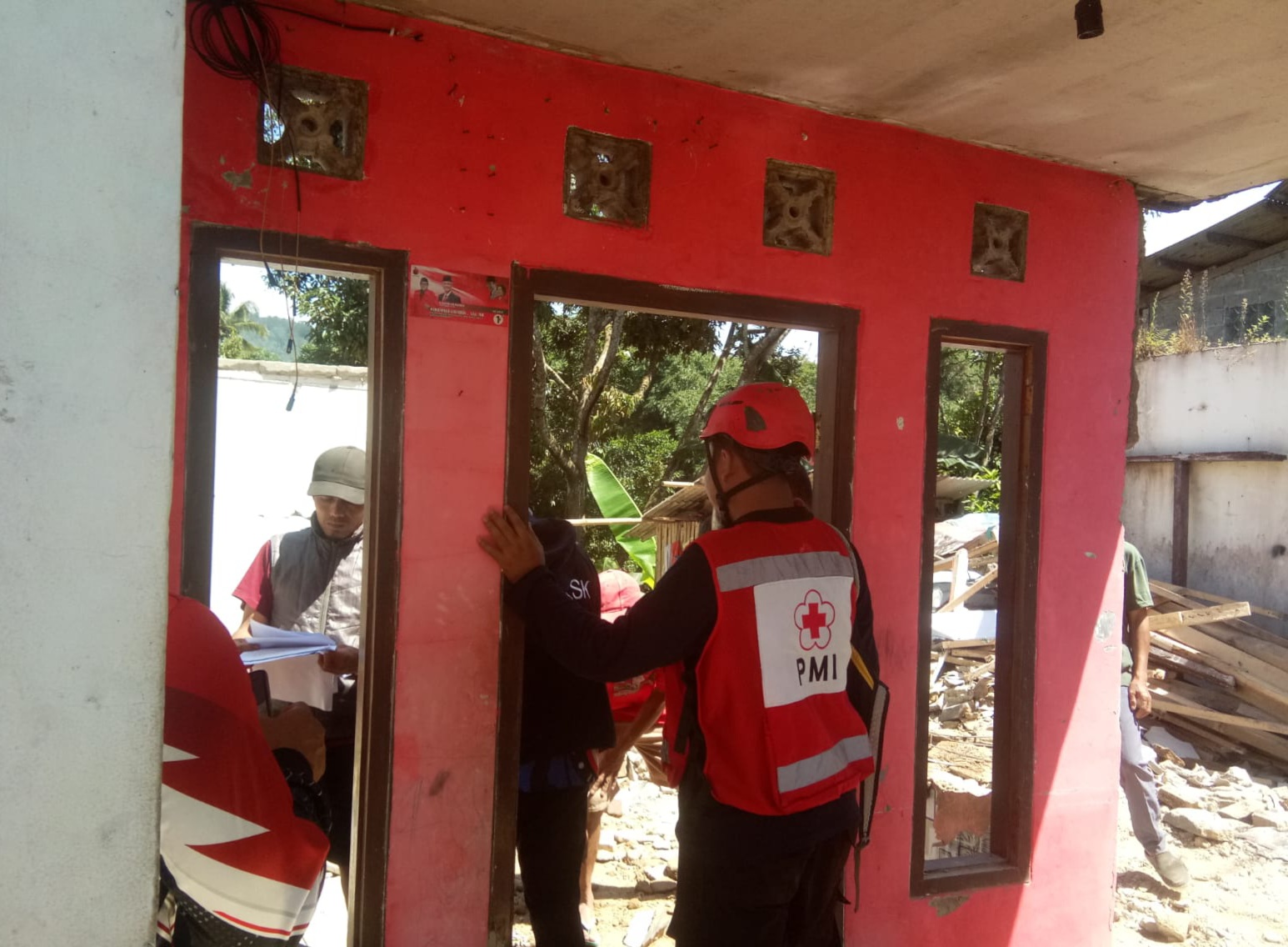Petugas dari PMI Sukabumi melakukan pemeriksaan rumah terdampak gempa