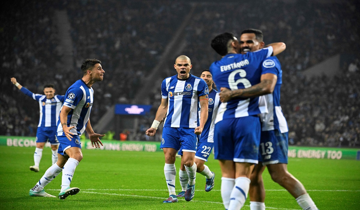 Para pemain FC Porto melakukan selebrasi usai menceak gol ke gawang Shakhtar Donetsk di laga Liga Champions