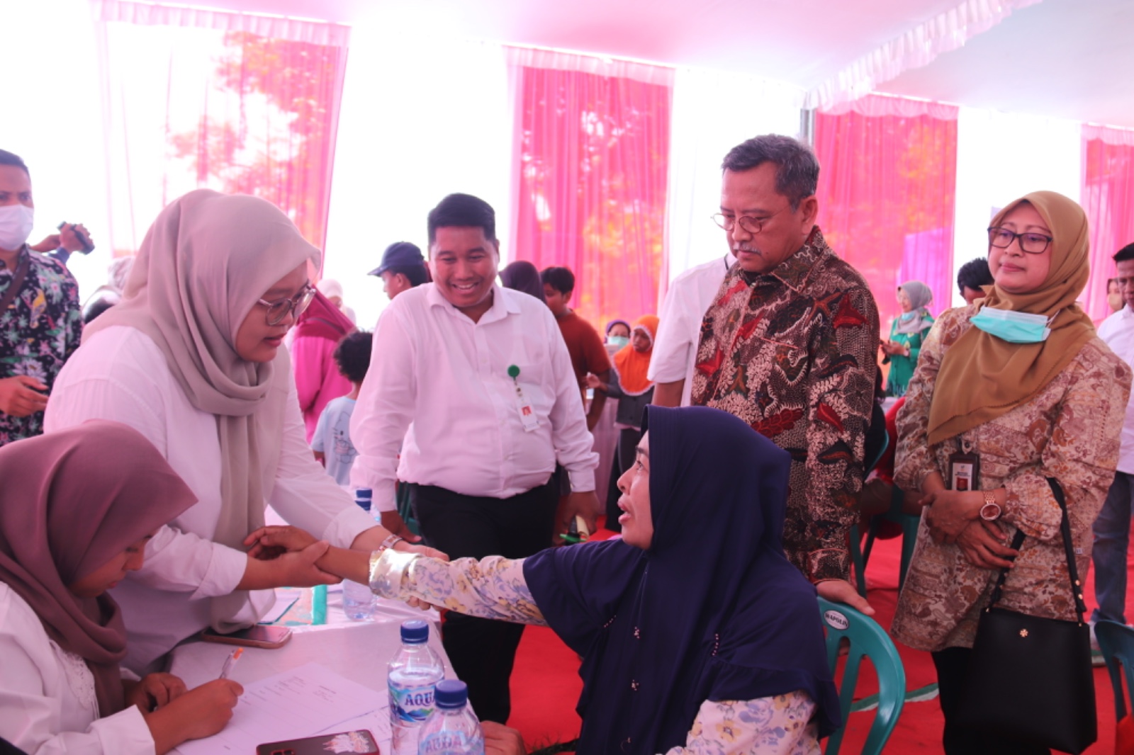 Kemensos menyerahkan bantuan program dan pemeriksaan kesehatan di Kelurahan Mentikan, Kecamatan Prajurit Kulon, Kota Mojokerto, Jatim.