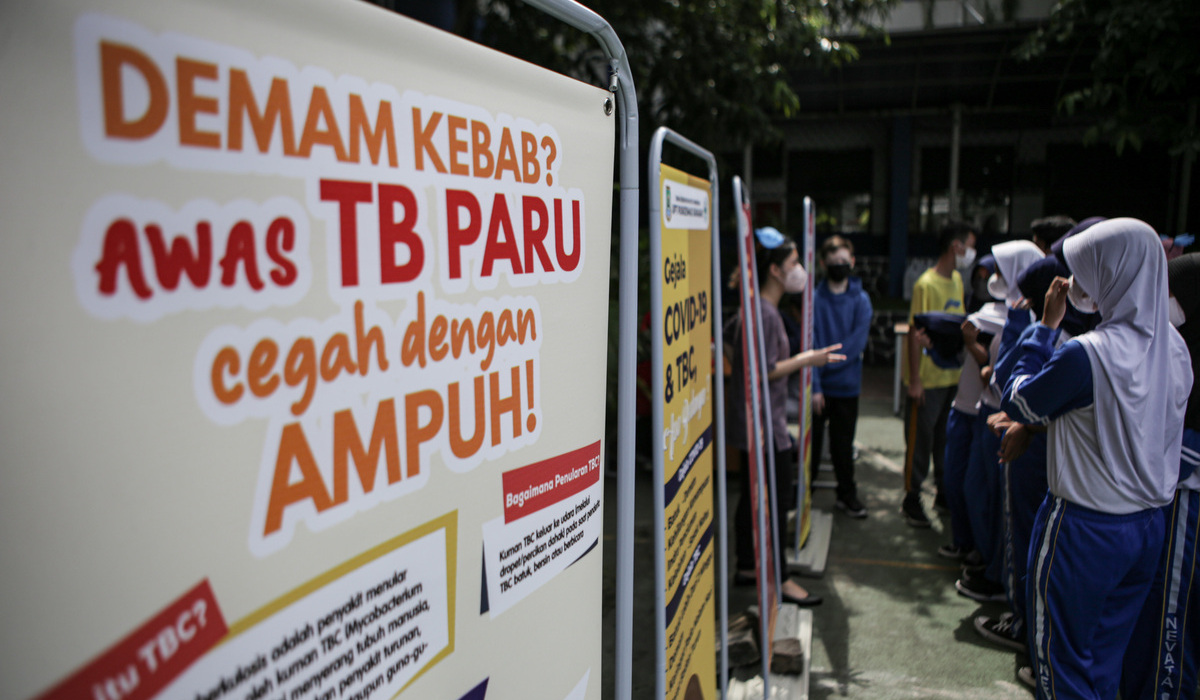 Tenaga kesehatan memberikan informasi tentang penyakit Tuberkulosis (TBC) kepada siswa.