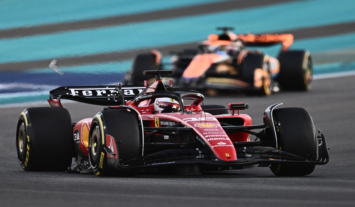 Mobil Ferrari yang dikemudikan Charles Leclerc melaju di GP Abu Dhabi.
