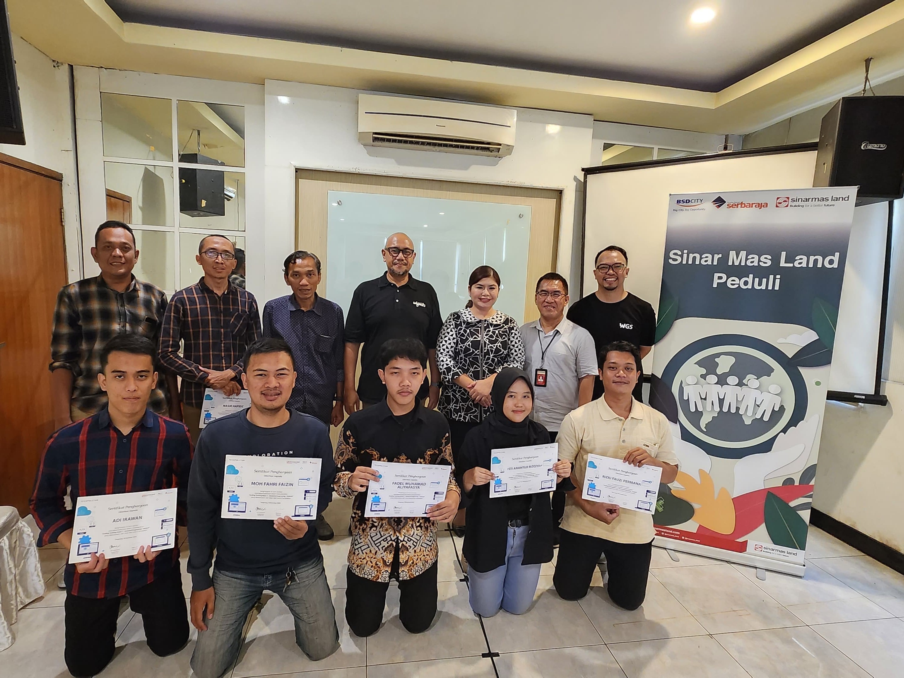 Tim CRS Sinar Mas Land secara simbolis melakukan seremoni kelulusan program beasiswa pelatihan coding untuk 10 peserta.