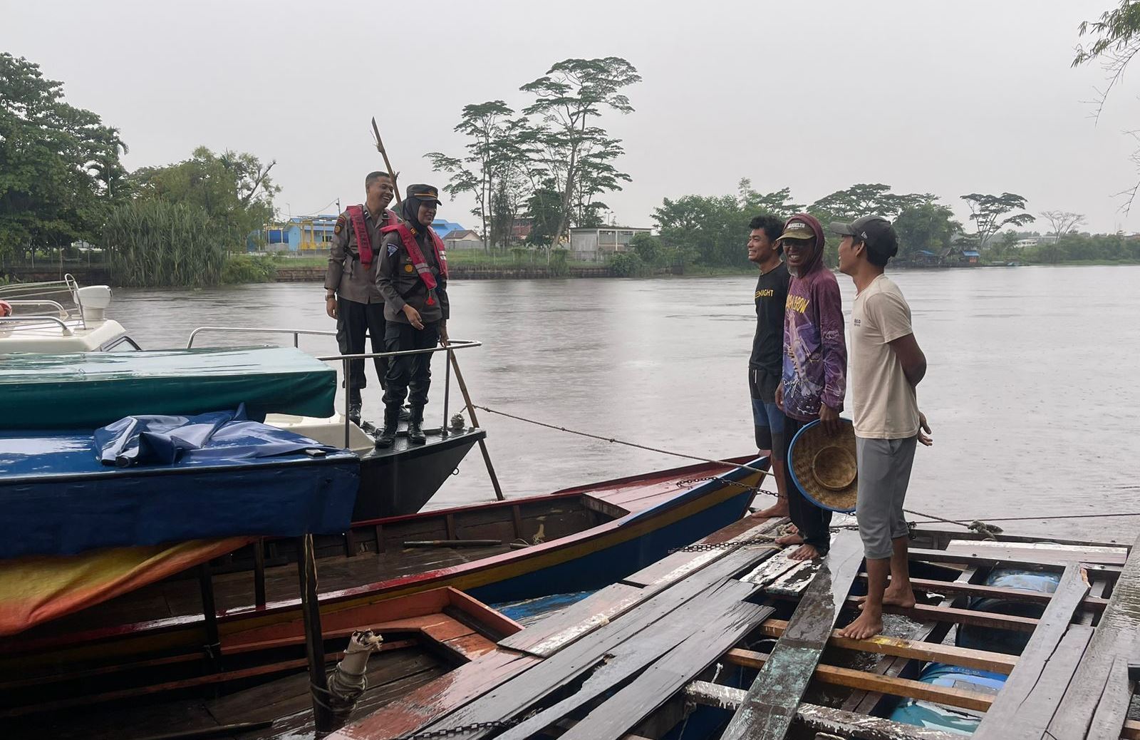 Polresta Pekanbaru melalui Polsek SKP melakukan cooling system di pelabuhan hingga aliran sungai perbatasan Pekanbaru-Kampar.