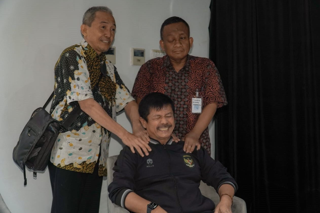 Pelatih Tim U-23 Indonesia Indra Syafri merasakan pijatan terapis di Media Center Piala Dunia U-17 di Surabaya, Jawa Timur. 