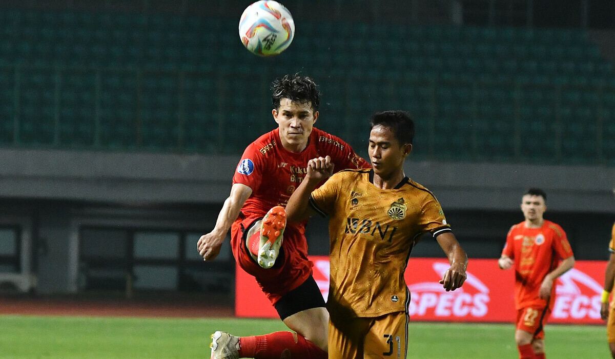 Pesepak bola Persija Jakarta Ryo Matsumura (kiri) dihadang pesepak bola Bhayangkara Presisi Indonesia Fc Dimas Juliono (kanan).